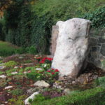 Gravsten genbrugsgravsten natursten stenhugger granit marmor bronze unik skulptur relief håndværk mindesten poleret gravering håndhugget